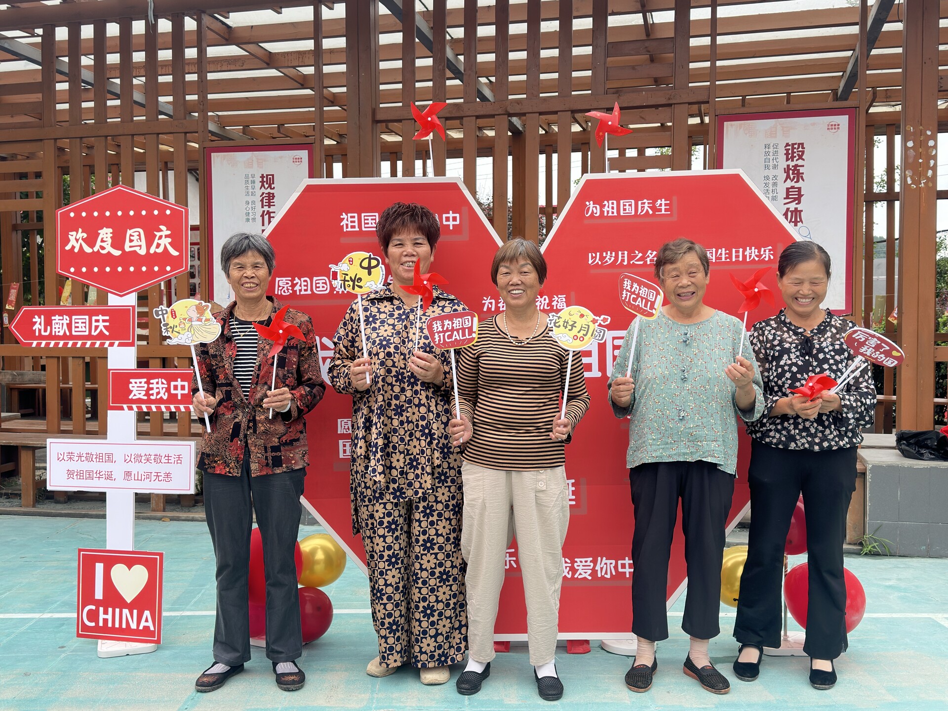 邵阳北塔区举办中秋国庆游园会，居民们在欢声笑语中感受文化魅力