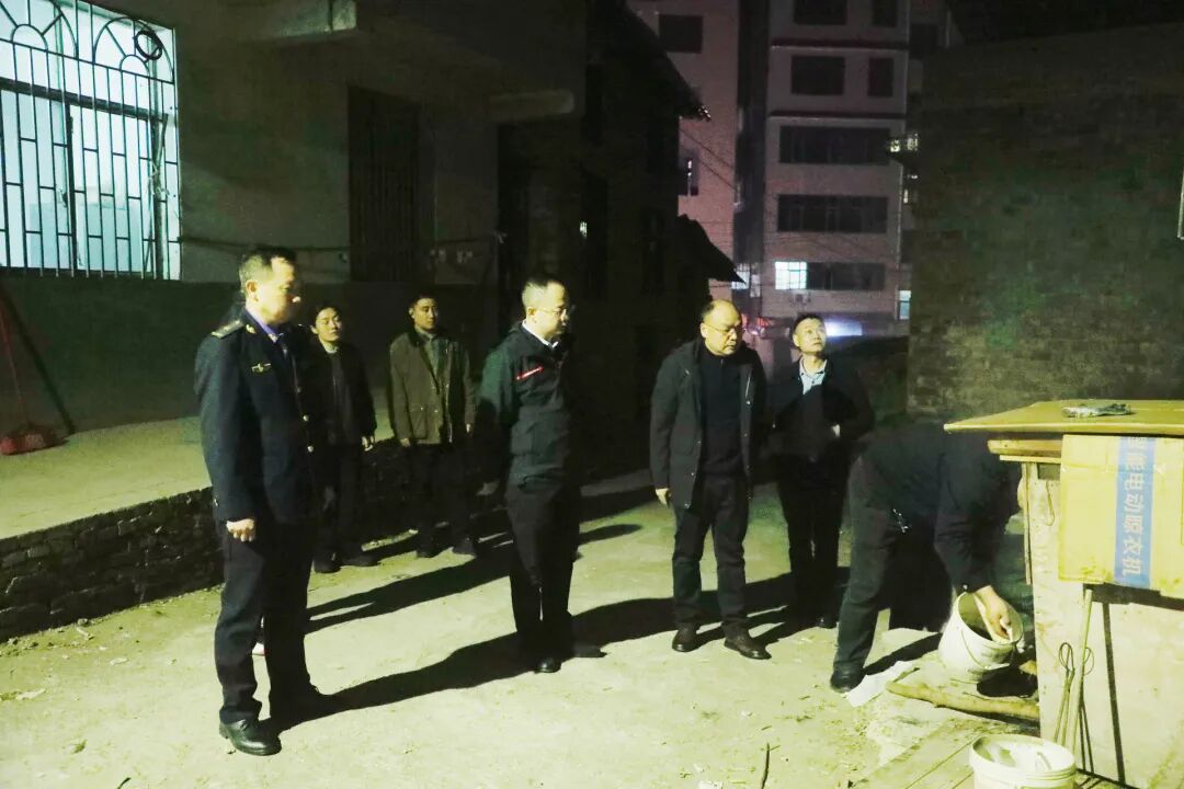 张龚带队夜查大气污染违规行为