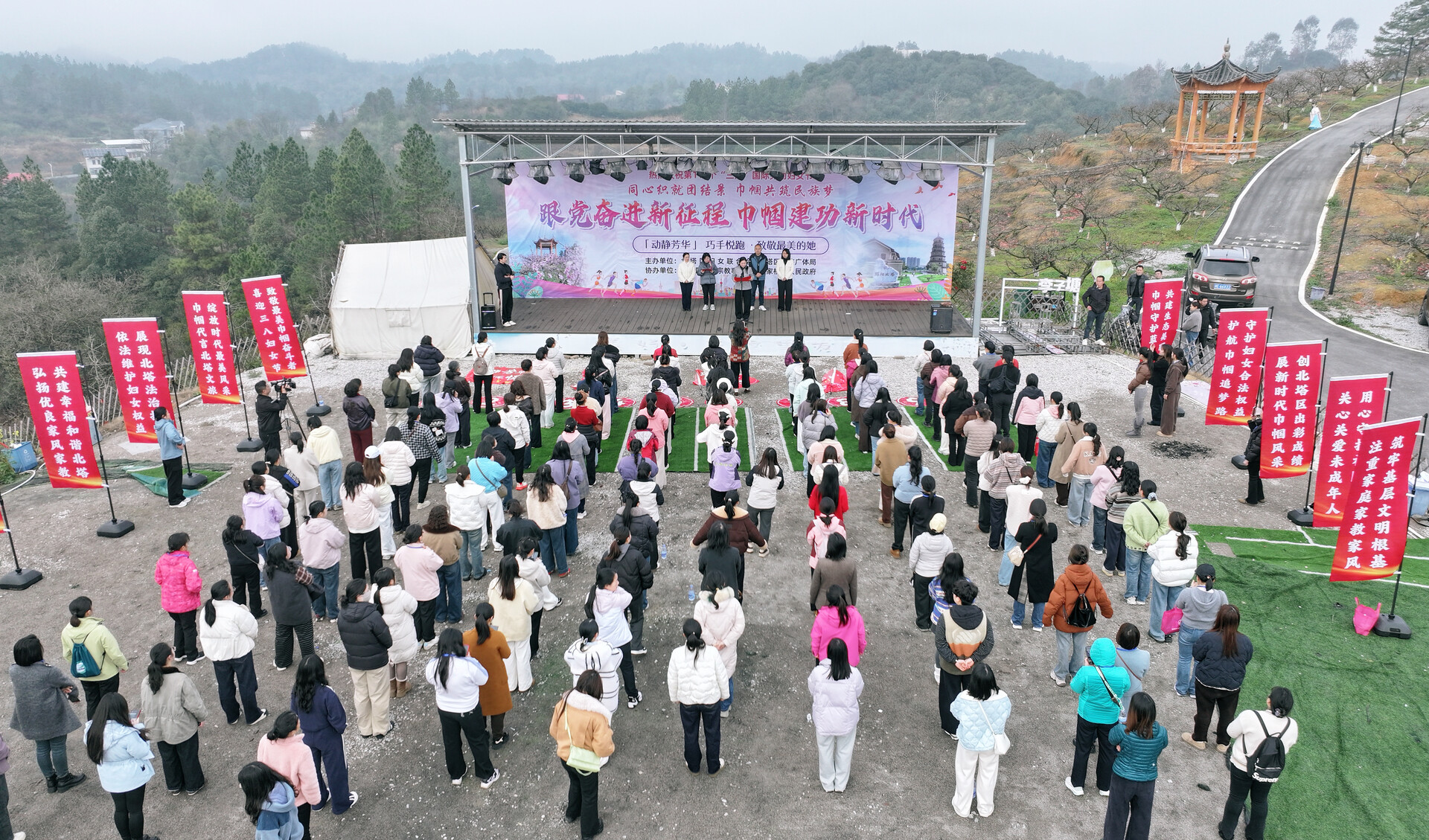 动静芳华展风采 巧手悦跑迎“三八”