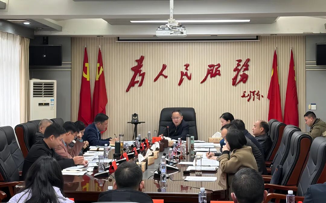 张龚主持召开全区标志性工程调度会议