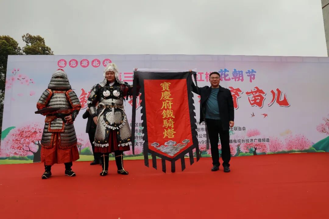 铁骑护花桃满园  苗儿村里乐翻天