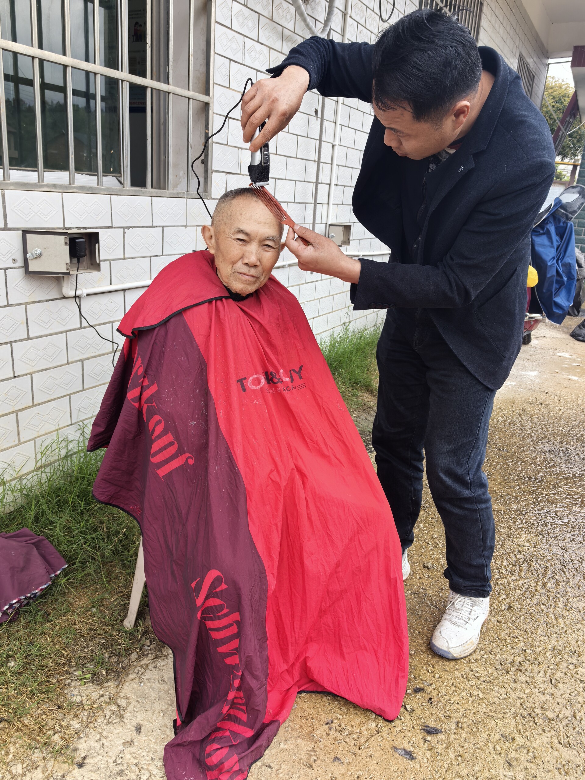 指尖推剪传温情 驻村服务暖民心——同兴村驻村工作队开展爱心义剪活动