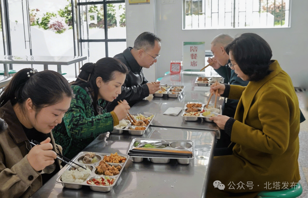 张龚到芙蓉学校东校区陪餐