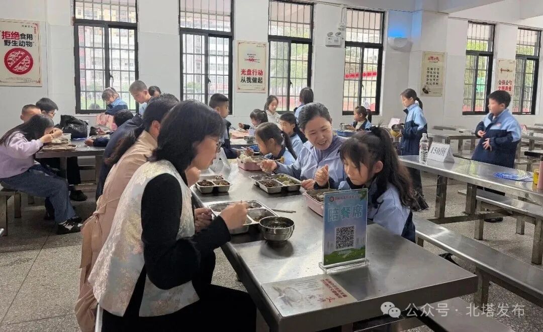 校园陪餐守初心   饮食安全护成长