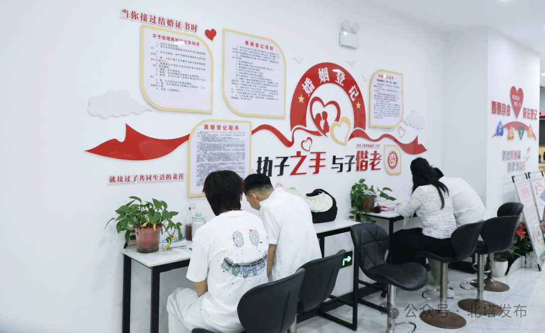领证热潮来袭   婚姻登记中心迎来登记高峰
