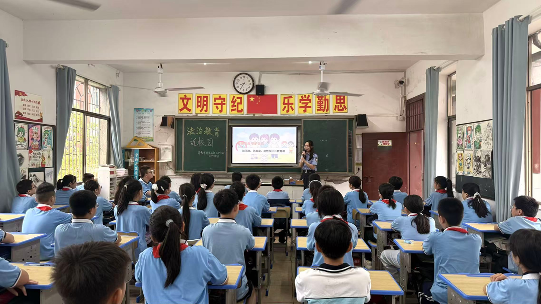 法治课堂进校园 安全守护伴成长