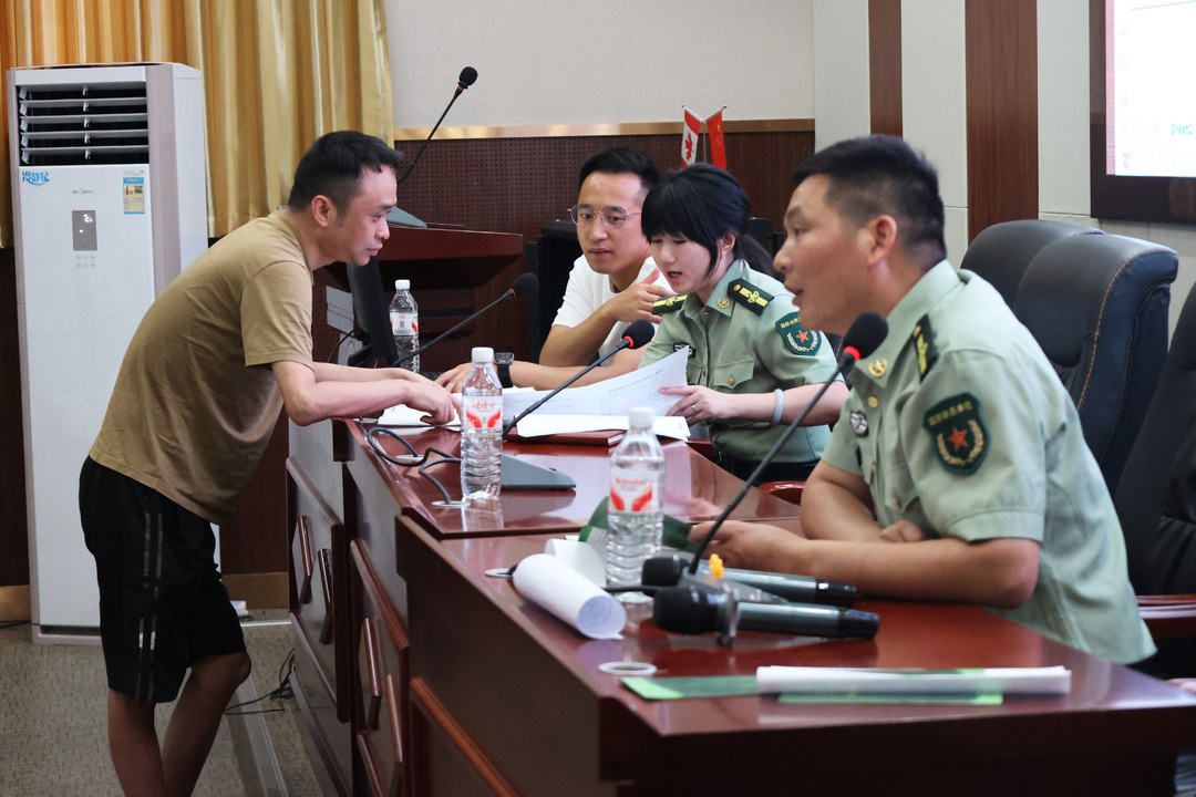 对面答疑解惑 手把手教防陷阱  ——北塔区人武部在湘郡铭志学校举行军校招生专场咨询会