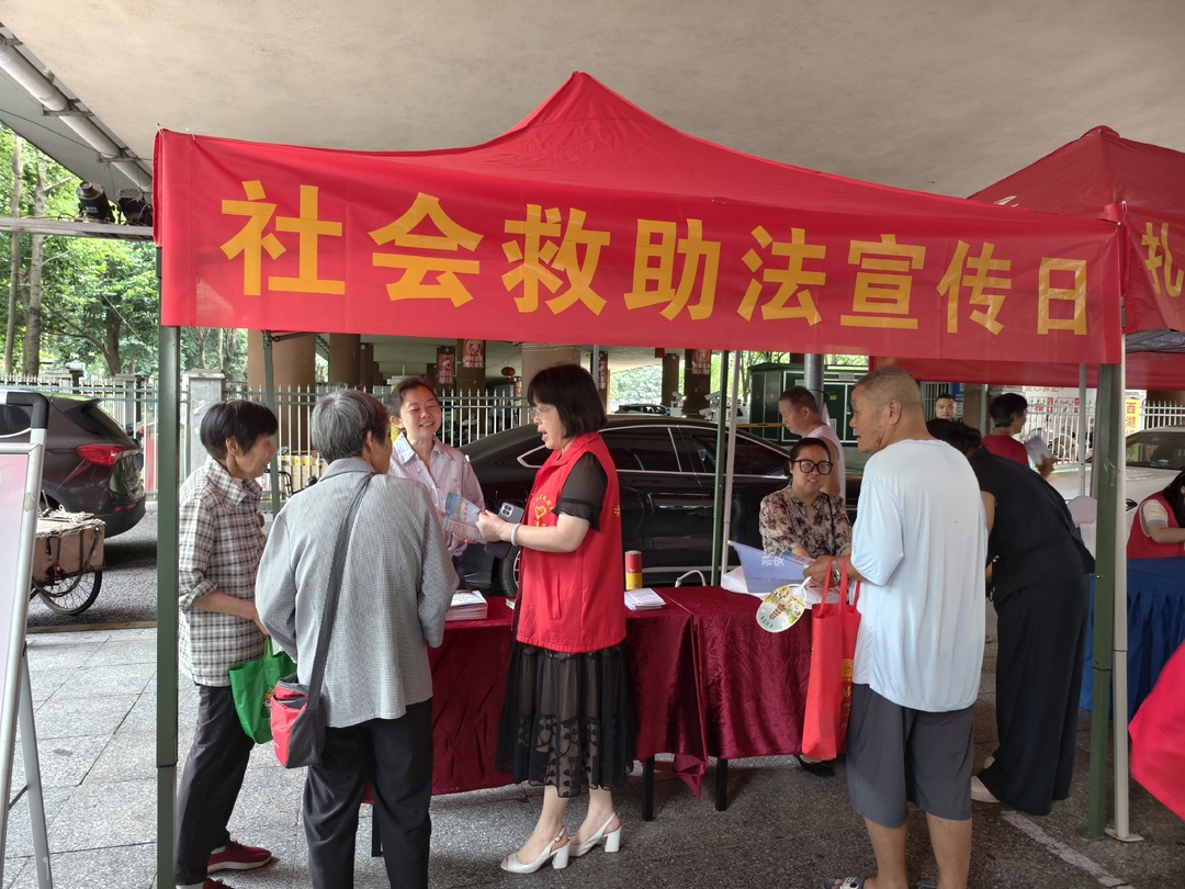 普法零距离，北塔区民政局广场“摆摊”送政策