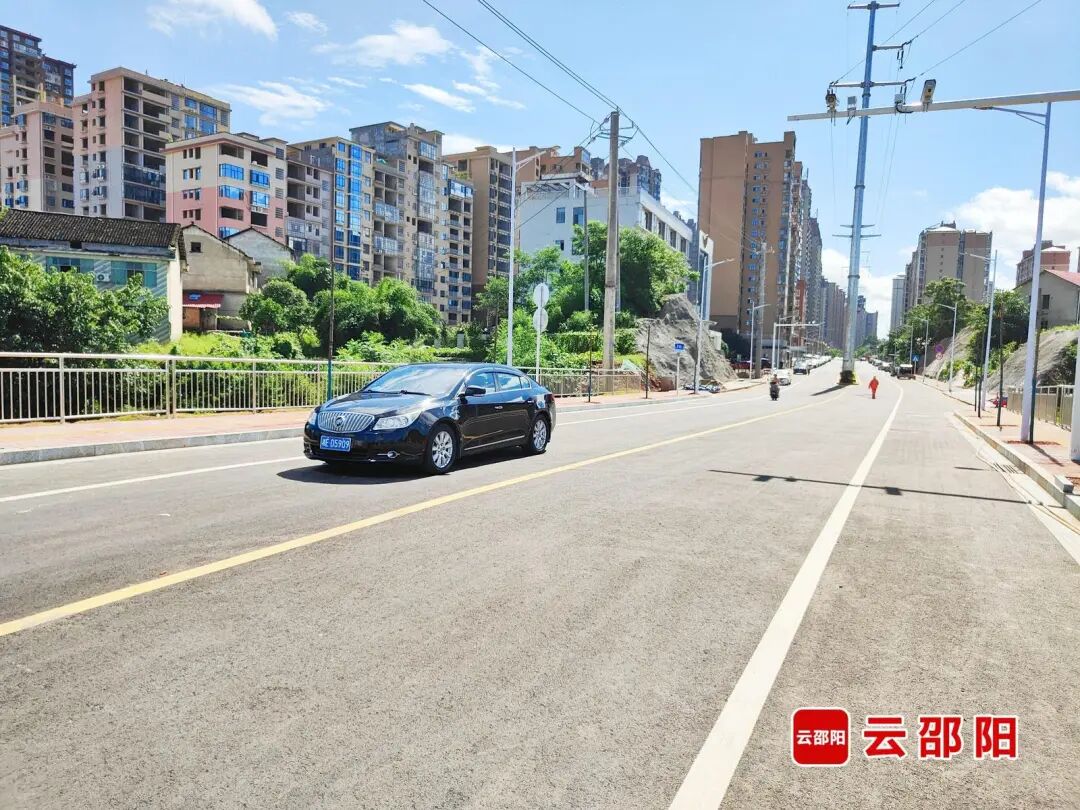 邵阳首条开工建设的“半截路”雪源路通车