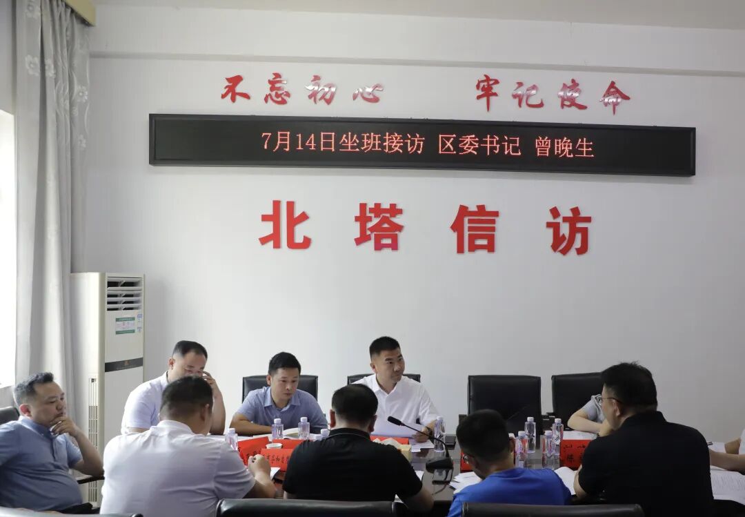 面对面倾听群众心声 曾晚生到信访接待室坐班接访