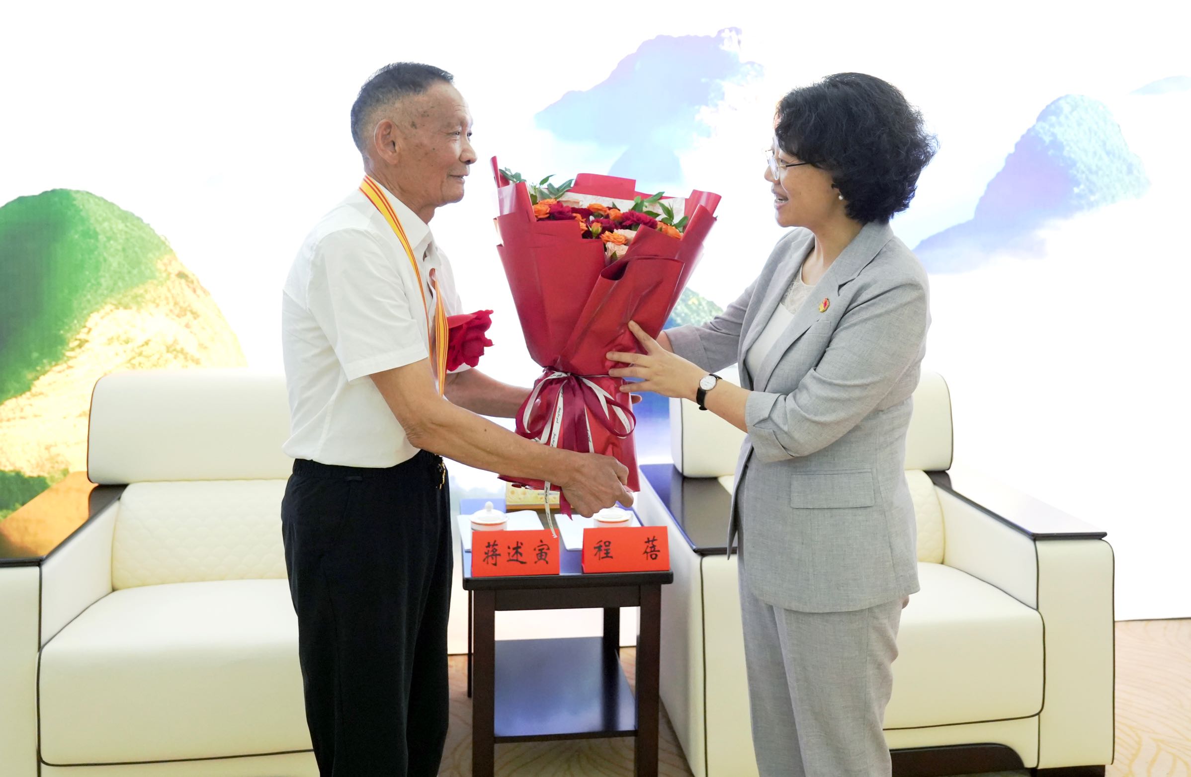 程蓓会见我市全国“两优一先”表彰对象 